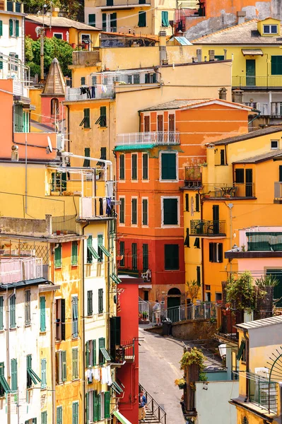 Riomaggiore, İtalya - 5 Mayıs 2016: Riomaggiore Evleri, La Spezia eyaletinde bir köy, Liguria, İtalya. Unesco Dünya Mirası Listesi'ndeki Cinque Terre topraklarından biri.