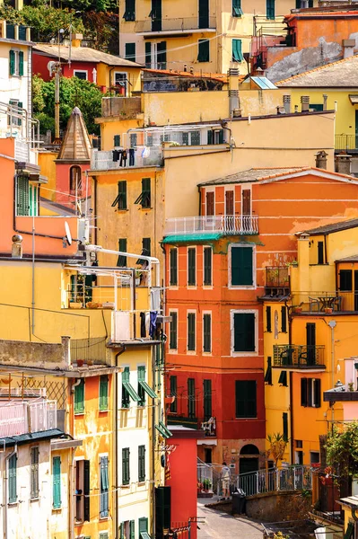Riomaggiore, İtalya - 5 Mayıs 2016: Riomaggiore Evleri, La Spezia eyaletinde bir köy, Liguria, İtalya. Unesco Dünya Mirası Listesi'ndeki Cinque Terre topraklarından biri.