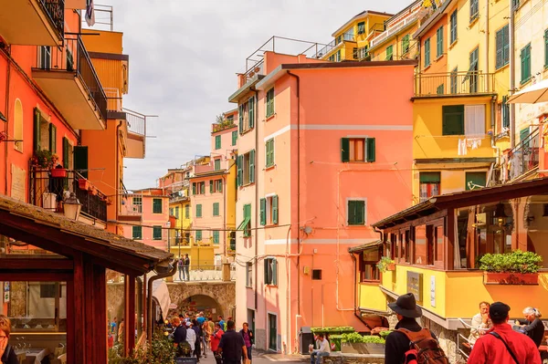 Riomaggiore, İtalya - 5 Mayıs 2016: Riomaggiore Caddesi (Rimazuu), La Spezia eyaletinde bir köy, Liguria, İtalya. Cinque Terre, Unesco Dünya Mirası