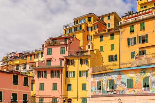 Riomaggiore, İtalya - 5 Mayıs 2016: Riomaggiore'deki merkez meydan (Rimazuu), İtalya'nın Liguria eyaletinin La Spezia eyaletinde yer alan bir köy. Cinque Terre, Unesco Dünya Mirası