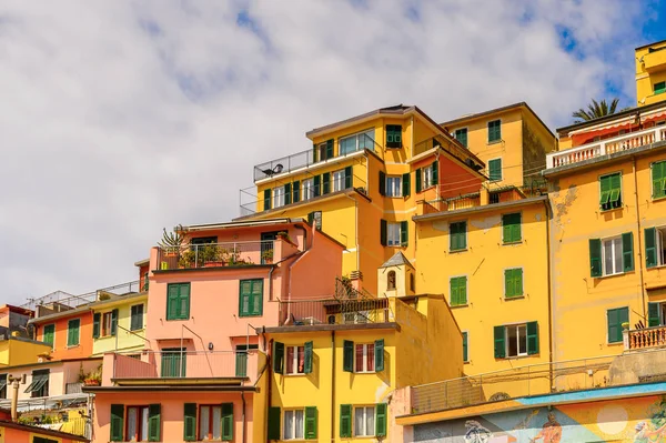 Riomaggiore, İtalya - 5 Mayıs 2016: Riomaggiore'deki merkez meydan (Rimazuu), İtalya'nın Liguria eyaletinin La Spezia eyaletinde yer alan bir köy. Cinque Terre, Unesco Dünya Mirası