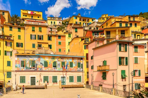 Riomaggiore, İtalya - 5 Mayıs 2016: Riomaggiore'deki merkez meydan (Rimazuu), İtalya'nın Liguria eyaletinin La Spezia eyaletinde yer alan bir köy. Cinque Terre, Unesco Dünya Mirası