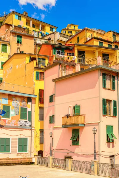 Riomaggiore, İtalya - 5 Mayıs 2016: Riomaggiore'deki merkez meydan (Rimazuu), İtalya'nın Liguria eyaletinin La Spezia eyaletinde yer alan bir köy. Cinque Terre, Unesco Dünya Mirası