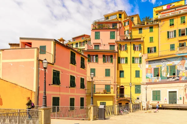 Riomaggiore, İtalya - 5 Mayıs 2016: Riomaggiore'deki merkez meydan (Rimazuu), İtalya'nın Liguria eyaletinin La Spezia eyaletinde yer alan bir köy. Cinque Terre, Unesco Dünya Mirası