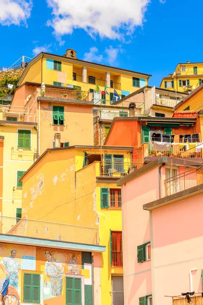 Riomaggiore, İtalya - 5 Mayıs 2016: Riomaggiore'deki merkez meydan (Rimazuu), İtalya'nın Liguria eyaletinin La Spezia eyaletinde yer alan bir köy. Cinque Terre, Unesco Dünya Mirası