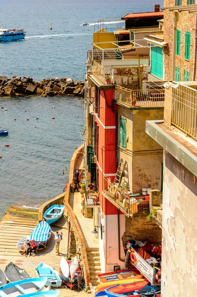 Riomaggiore, İtalya - 5 Mayıs 2016: Riomaggiore (Rimazuu), İtalya'nın Liguria eyaletinin La Spezia eyaletinde yer alan bir köy. Cinque Terre, Unesco Dünya Mirası