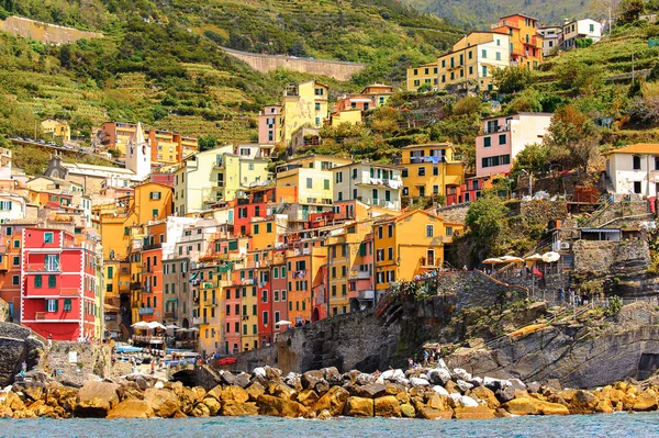 Riomaggiore, İtalya - 5 Mayıs 2016: Riomaggiore Evleri, La Spezia eyaletinde bir köy, Liguria, İtalya. Unesco Dünya Mirası Listesi'ndeki Cinque Terre topraklarından biri.
