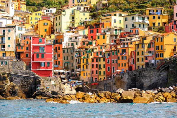 Riomaggiore, İtalya - 5 Mayıs 2016: Riomaggiore Evleri, La Spezia eyaletinde bir köy, Liguria, İtalya. Unesco Dünya Mirası Listesi'ndeki Cinque Terre topraklarından biri.