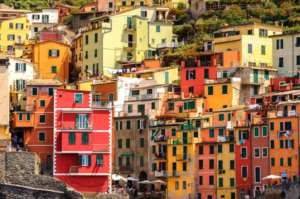Riomaggiore, İtalya - 5 Mayıs 2016: Riomaggiore Evleri, La Spezia eyaletinde bir köy, Liguria, İtalya. Unesco Dünya Mirası Listesi'ndeki Cinque Terre topraklarından biri.