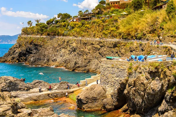 Manarola, İtalya - 5 Mayıs 2016: Manarola Panoraması (Manaea), La Spezia, Liguria, İtalya. Unesco Dünya Mirası Listesi'ndeki Cinque Terre topraklarından biri.