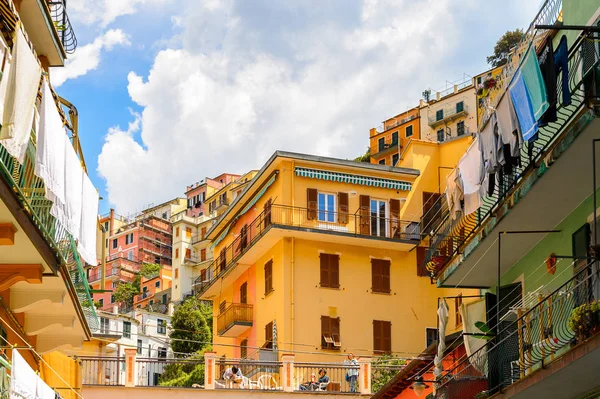 Manarola, İtalya - 5 Mayıs 2016: Ana cadde ve Manarola (Manaea), La Spezia, Liguria, İtalya mimarisi. Unesco Dünya Mirası Listesi'ndeki Cinque Terre topraklarından biri.