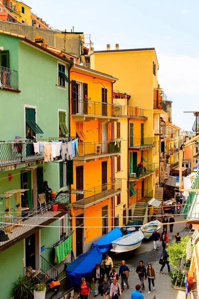 Manarola, İtalya - 5 Mayıs 2016: Ana cadde ve Manarola (Manaea), La Spezia, Liguria, İtalya mimarisi. Unesco Dünya Mirası Listesi'ndeki Cinque Terre topraklarından biri.
