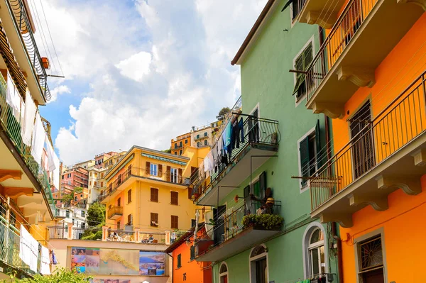 Manarola, İtalya - 5 Mayıs 2016: Ana cadde ve Manarola (Manaea), La Spezia, Liguria, İtalya mimarisi. Unesco Dünya Mirası Listesi'ndeki Cinque Terre topraklarından biri.