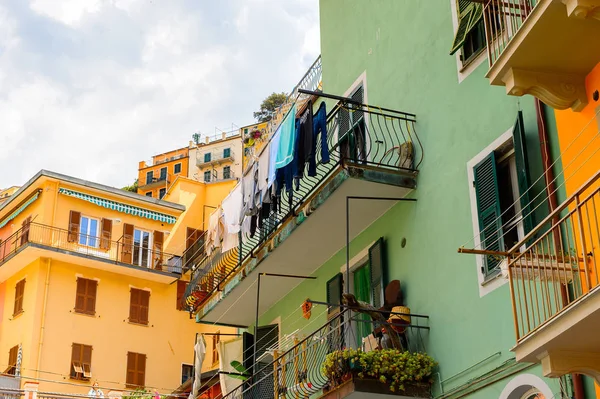 Manarola, İtalya - 5 Mayıs 2016: Ana cadde ve Manarola (Manaea), La Spezia, Liguria, İtalya mimarisi. Unesco Dünya Mirası Listesi'ndeki Cinque Terre topraklarından biri.