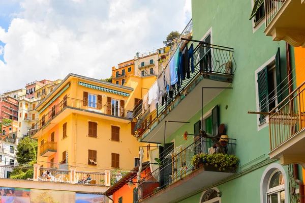 Manarola, İtalya - 5 Mayıs 2016: Ana cadde ve Manarola (Manaea), La Spezia, Liguria, İtalya mimarisi. Unesco Dünya Mirası Listesi'ndeki Cinque Terre topraklarından biri.