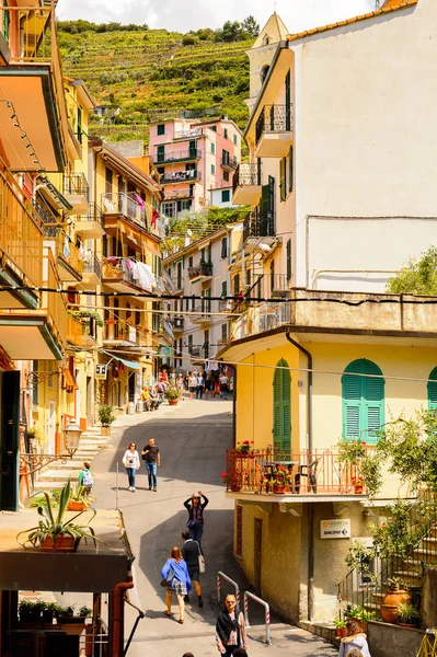 Manarola, İtalya - 5 Mayıs 2016: Ana cadde ve Manarola (Manaea), La Spezia, Liguria, İtalya mimarisi. Unesco Dünya Mirası Listesi'ndeki Cinque Terre topraklarından biri.