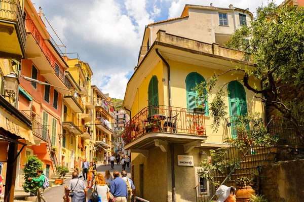 Manarola, İtalya - 5 Mayıs 2016: Ana cadde ve Manarola (Manaea), La Spezia, Liguria, İtalya mimarisi. Unesco Dünya Mirası Listesi'ndeki Cinque Terre topraklarından biri.