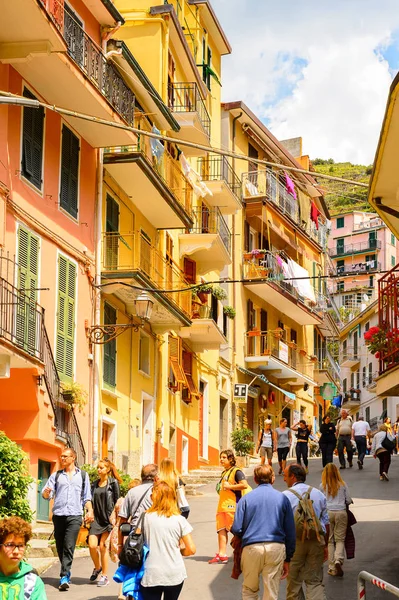 Manarola, İtalya - 5 Mayıs 2016: Ana cadde ve Manarola (Manaea), La Spezia, Liguria, İtalya mimarisi. Unesco Dünya Mirası Listesi'ndeki Cinque Terre topraklarından biri.