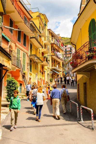Manarola, İtalya - 5 Mayıs 2016: Ana cadde ve Manarola (Manaea), La Spezia, Liguria, İtalya mimarisi. Unesco Dünya Mirası Listesi'ndeki Cinque Terre topraklarından biri.