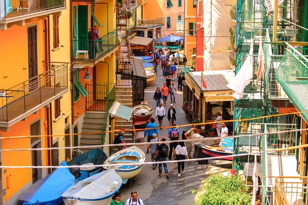 Manarola, İtalya - 5 Mayıs 2016: Manarola'da ana cadde, La Spezia eyaletinin küçük bir kasabası, Liguria, İtalya. Unesco Dünya Mirası Listesi'ndeki Cinque Terre topraklarından biri.