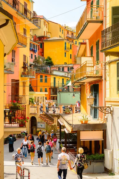 Manarola, İtalya - 5 Mayıs 2016: Ana cadde ve Manarola (Manaea), La Spezia, Liguria, İtalya mimarisi. Unesco Dünya Mirası Listesi'ndeki Cinque Terre topraklarından biri.