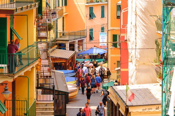 Manarola, İtalya - 5 Mayıs 2016: Manarola'da ana cadde, La Spezia eyaletinin küçük bir kasabası, Liguria, İtalya. Unesco Dünya Mirası Listesi'ndeki Cinque Terre topraklarından biri.