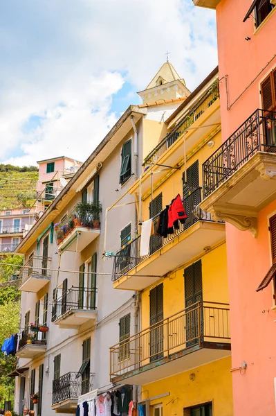 Manarola, İtalya - 5 Mayıs 2016: Ana cadde ve Manarola (Manaea), La Spezia, Liguria, İtalya mimarisi. Unesco Dünya Mirası Listesi'ndeki Cinque Terre topraklarından biri.