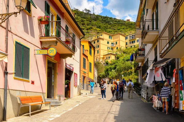 Manarola, İtalya - 5 Mayıs 2016: Ana cadde ve Manarola (Manaea), La Spezia, Liguria, İtalya mimarisi. Unesco Dünya Mirası Listesi'ndeki Cinque Terre topraklarından biri.