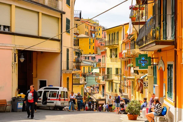 Manarola, İtalya - 5 Mayıs 2016: Ana cadde ve Manarola (Manaea), La Spezia, Liguria, İtalya mimarisi. Unesco Dünya Mirası Listesi'ndeki Cinque Terre topraklarından biri.