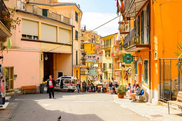Manarola, İtalya - 5 Mayıs 2016: Ana cadde ve Manarola (Manaea), La Spezia, Liguria, İtalya mimarisi. Unesco Dünya Mirası Listesi'ndeki Cinque Terre topraklarından biri.