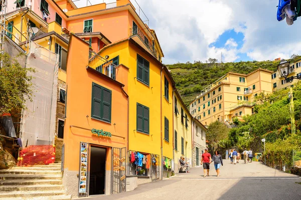 Manarola, İtalya - 5 Mayıs 2016: Ana cadde ve Manarola (Manaea), La Spezia, Liguria, İtalya mimarisi. Unesco Dünya Mirası Listesi'ndeki Cinque Terre topraklarından biri.