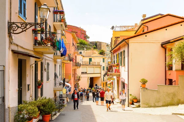 Manarola, İtalya - 5 Mayıs 2016: Ana cadde ve Manarola (Manaea), La Spezia, Liguria, İtalya mimarisi. Unesco Dünya Mirası Listesi'ndeki Cinque Terre topraklarından biri.