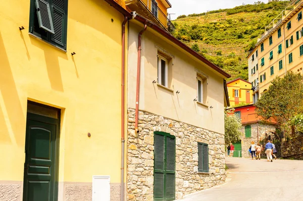 Manarola, İtalya - 5 Mayıs 2016: Manarola 'nın renkli mimarisi (Manaea), La Spezia, Liguria, İtalya. Unesco Dünya Mirası Listesi'ndeki Cinque Terre topraklarından biri.