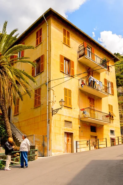 Manarola, İtalya - 5 Mayıs 2016: Manarola 'nın renkli mimarisi (Manaea), La Spezia, Liguria, İtalya. Unesco Dünya Mirası Listesi'ndeki Cinque Terre topraklarından biri.