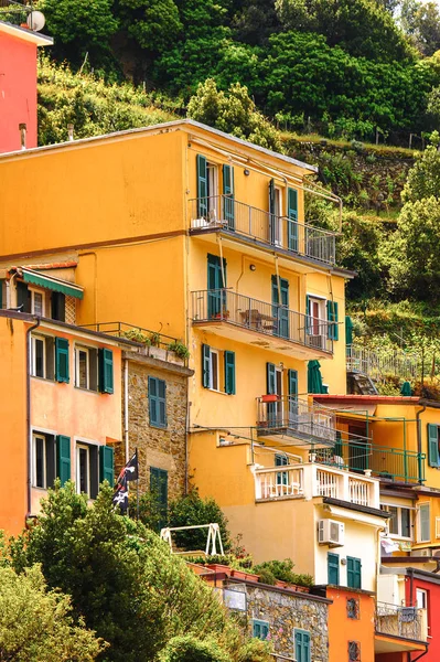 Manarola, İtalya - 5 Mayıs 2016: Manarola Mimarisi (Manaea), La Spezia, Liguria, İtalya. Cinque Terre, Unesco Dünya Mirası Listesi'ndeki topraklardan biri.