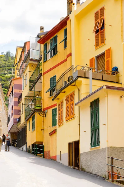 Manarola, İtalya - 5 Mayıs 2016: Manarola 'nın renkli mimarisi (Manaea), La Spezia, Liguria, İtalya. Unesco Dünya Mirası Listesi'ndeki Cinque Terre topraklarından biri.
