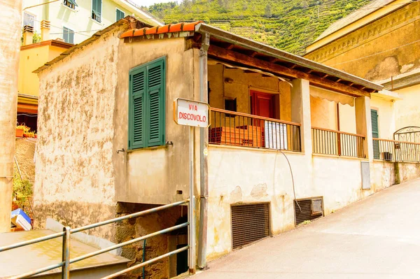 Manarola, İtalya - 5 Mayıs 2016: Manarola 'nın renkli mimarisi (Manaea), La Spezia, Liguria, İtalya. Unesco Dünya Mirası Listesi'ndeki Cinque Terre topraklarından biri.