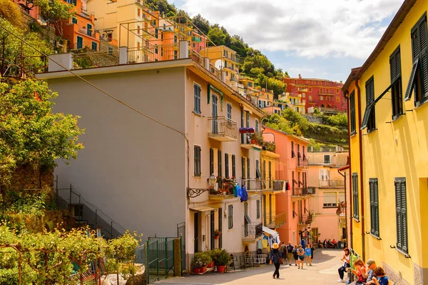 Manarola, İtalya - 5 Mayıs 2016: Manarola 'nın renkli mimarisi (Manaea), La Spezia, Liguria, İtalya. Unesco Dünya Mirası Listesi'ndeki Cinque Terre topraklarından biri.