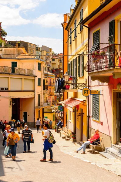 Manarola, İtalya - 5 Mayıs 2016: Manarola 'nın renkli mimarisi (Manaea), La Spezia, Liguria, İtalya. Unesco Dünya Mirası Listesi'ndeki Cinque Terre topraklarından biri.