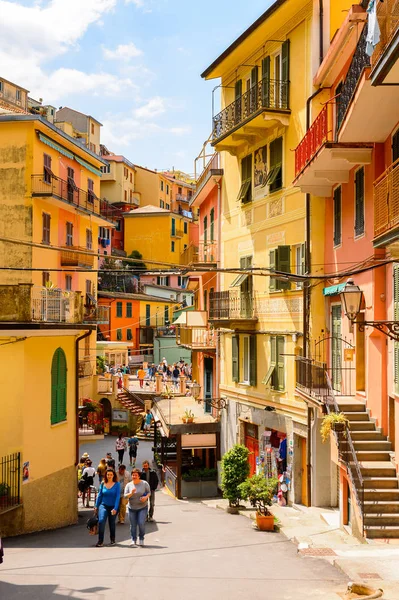 Manarola, İtalya - 5 Mayıs 2016: Manarola 'nın renkli mimarisi (Manaea), La Spezia, Liguria, İtalya. Unesco Dünya Mirası Listesi'ndeki Cinque Terre topraklarından biri.