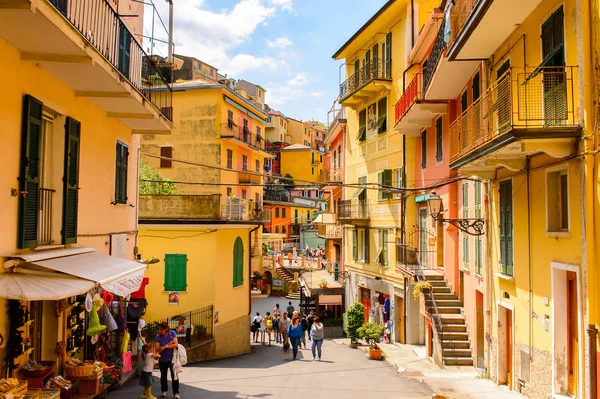 Manarola, İtalya - 5 Mayıs 2016: Manarola 'nın renkli mimarisi (Manaea), La Spezia, Liguria, İtalya. Unesco Dünya Mirası Listesi'ndeki Cinque Terre topraklarından biri.