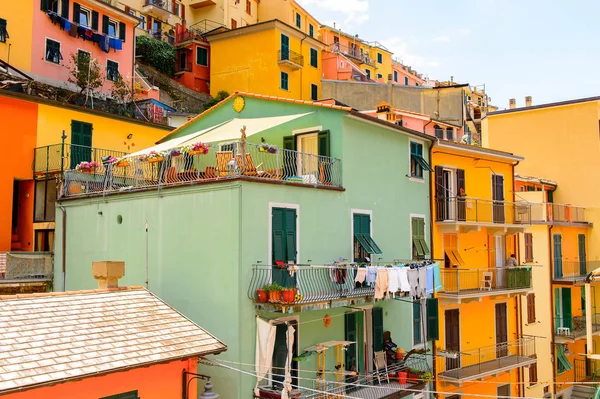 Manarola, İtalya - 5 Mayıs 2016: Manarola 'nın renkli mimarisi (Manaea), La Spezia, Liguria, İtalya. Unesco Dünya Mirası Listesi'ndeki Cinque Terre topraklarından biri.