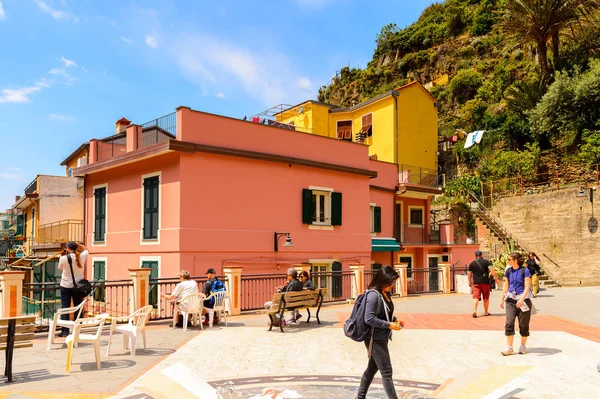 Manarola, İtalya - 5 Mayıs 2016: Manarola 'nın renkli mimarisi (Manaea), La Spezia, Liguria, İtalya. Unesco Dünya Mirası Listesi'ndeki Cinque Terre topraklarından biri.
