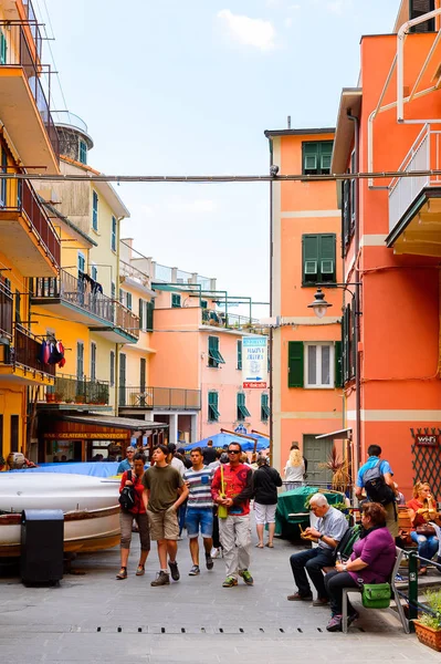 Manarola, İtalya - 5 Mayıs 2016: Manarola 'nın renkli mimarisi (Manaea), La Spezia, Liguria, İtalya. Unesco Dünya Mirası Listesi'ndeki Cinque Terre topraklarından biri.