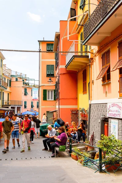Manarola, İtalya - 5 Mayıs 2016: Manarola 'nın renkli mimarisi (Manaea), La Spezia, Liguria, İtalya. Unesco Dünya Mirası Listesi'ndeki Cinque Terre topraklarından biri.
