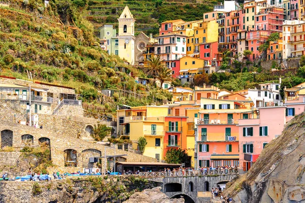 Manarola, İtalya - 5 Mayıs 2016: Manarola Mimarisi (Manaea), La Spezia, Liguria, İtalya. Unesco Dünya Mirası Listesi'ndeki Cinque Terre topraklarından biri.