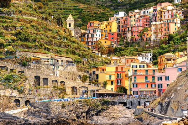 Manarola, İtalya - 5 Mayıs 2016: Manarola Mimarisi (Manaea), La Spezia, Liguria, İtalya. Unesco Dünya Mirası Listesi'ndeki Cinque Terre topraklarından biri.