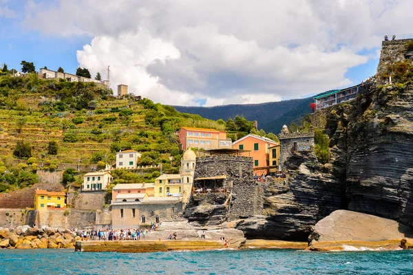 Vernazza, İtalya - 5 Mayıs 2016: Vernazza (Vulnetia), İtalya'nın Liguria eyaletinin La Spezia eyaletinde yer alan küçük bir kasaba. Cinque Terre, Unesco Dünya Mirası Listesi'ndeki topraklardan biri.