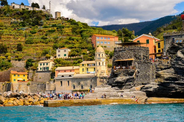 Vernazza, İtalya - 5 Mayıs 2016: Vernazza (Vulnetia), İtalya'nın Liguria eyaletinin La Spezia eyaletinde yer alan küçük bir kasaba. Cinque Terre, Unesco Dünya Mirası Listesi'ndeki topraklardan biri.