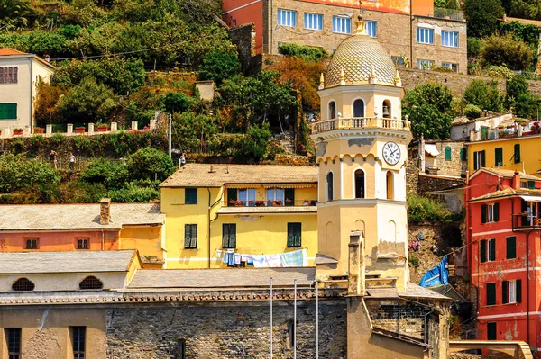Vernazza, İtalya - 5 Mayıs 2016: Vernazza Mimarisi (Vulnetia), La Spezia eyaletinde küçük bir kasaba, Liguria, İtalya. Cinque Terre, Unesco Dünya Mirası Listesi'ndeki topraklardan biri.